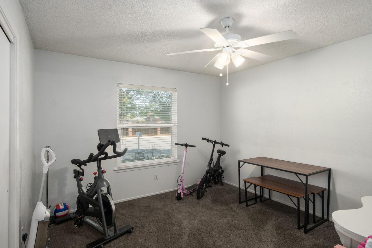 991 7Th Avenue Dr, Kingsburg, CA 93631