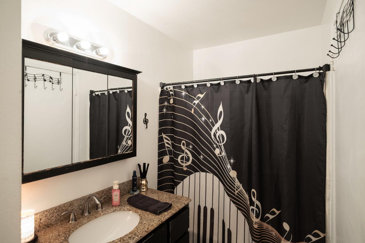991 7Th Avenue Dr, Kingsburg, CA 93631