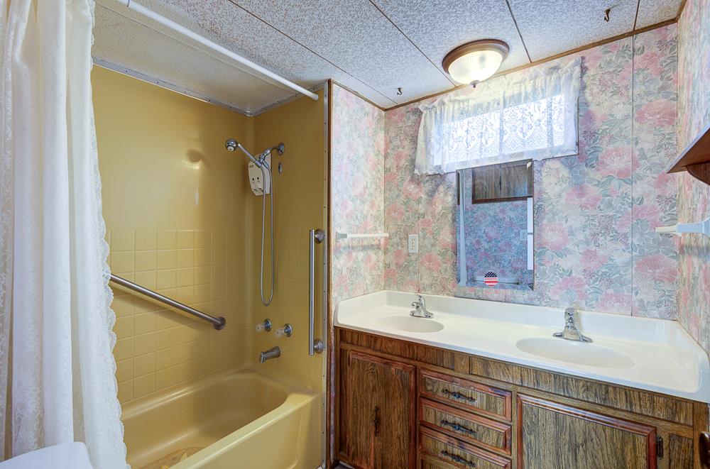 1724 Minnewawa #8, Clovis, CA 93612