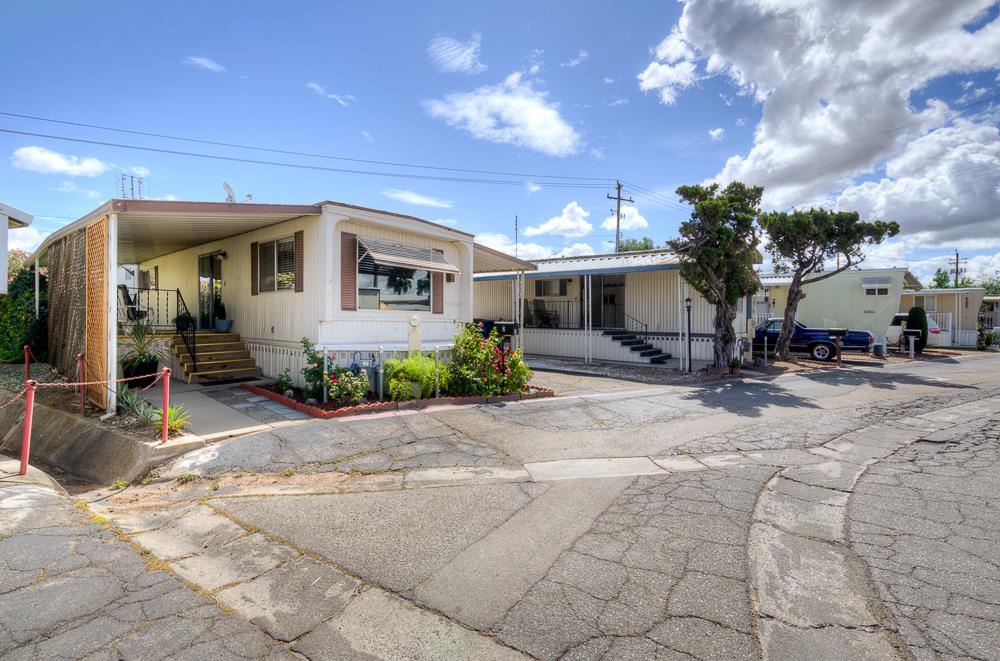 1724 Minnewawa #8, Clovis, CA 93612