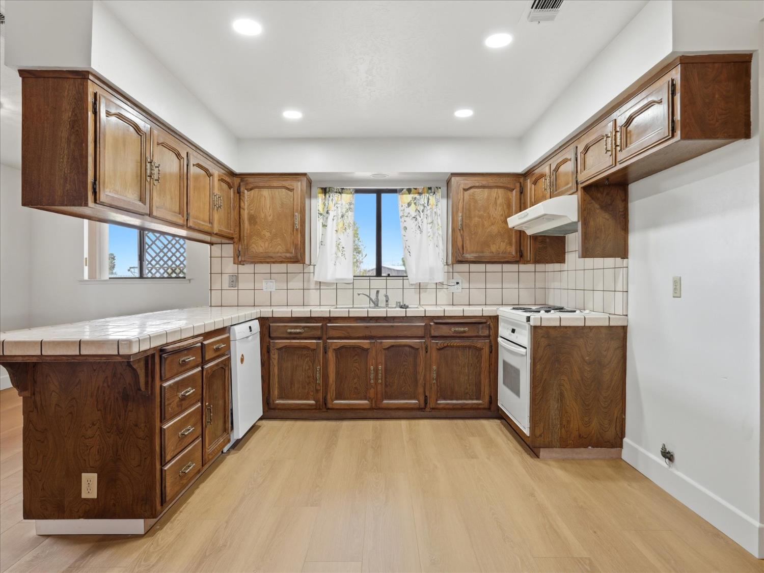 2411 N Ring Ave, Fresno, CA 93723