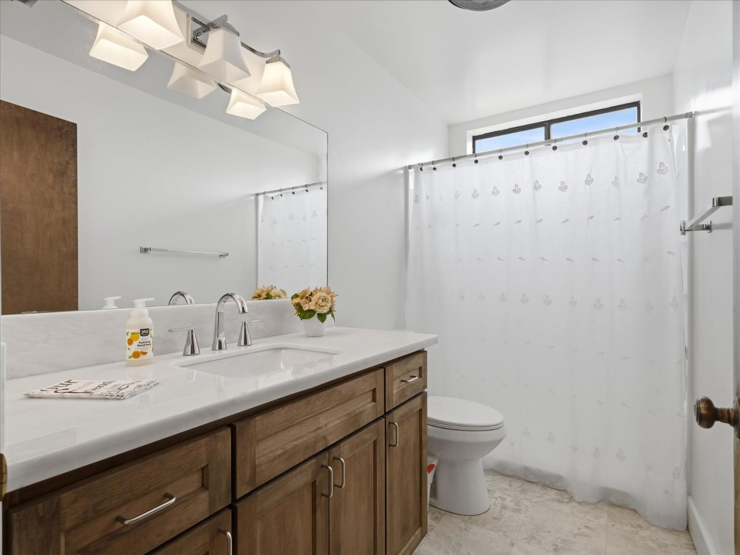 2411 N Ring Ave, Fresno, CA 93723