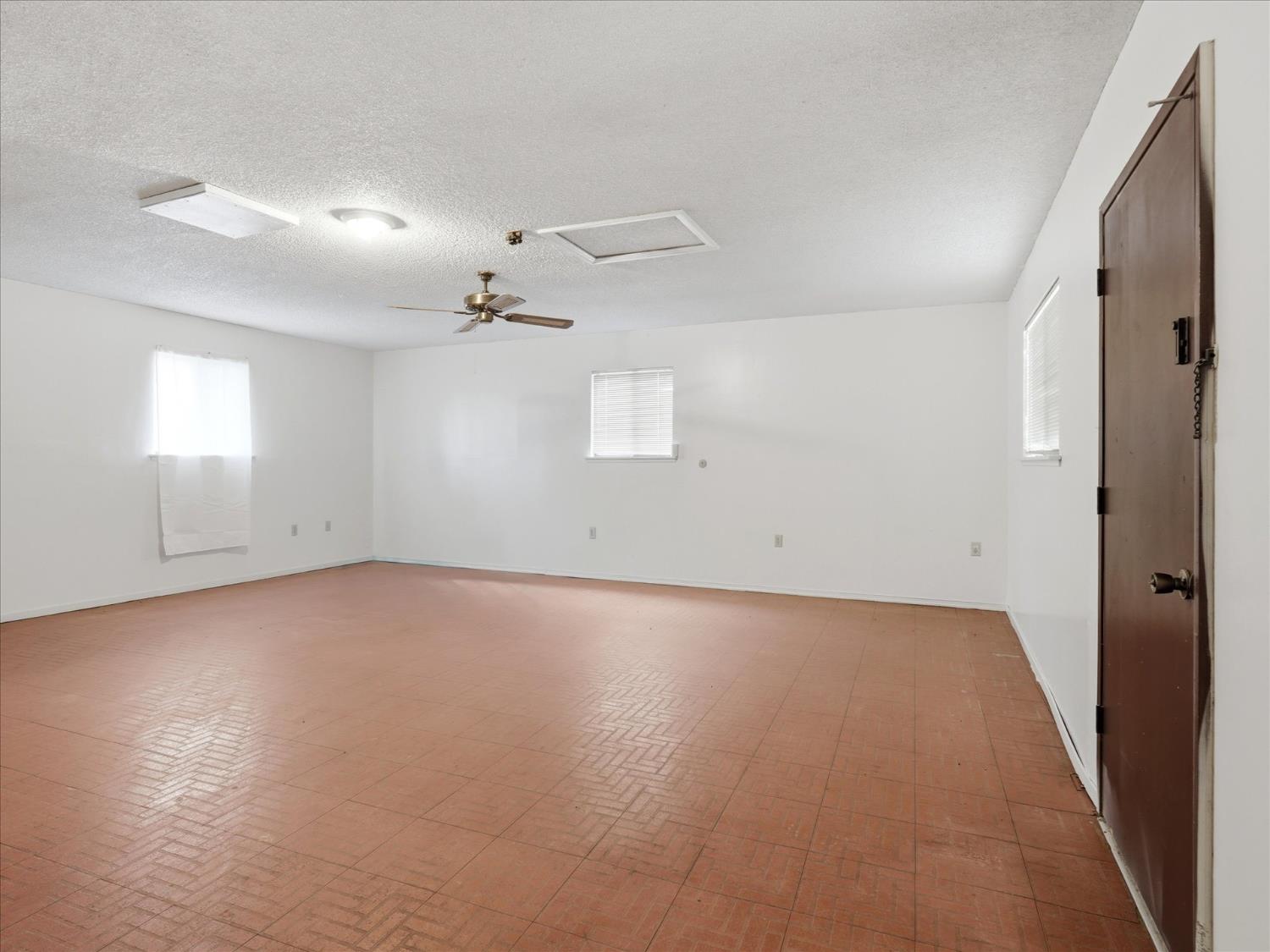 2411 N Ring Ave, Fresno, CA 93723