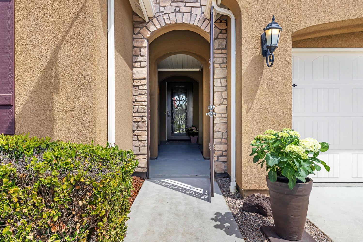 1945 N Emil Ave, Clovis, CA 93619