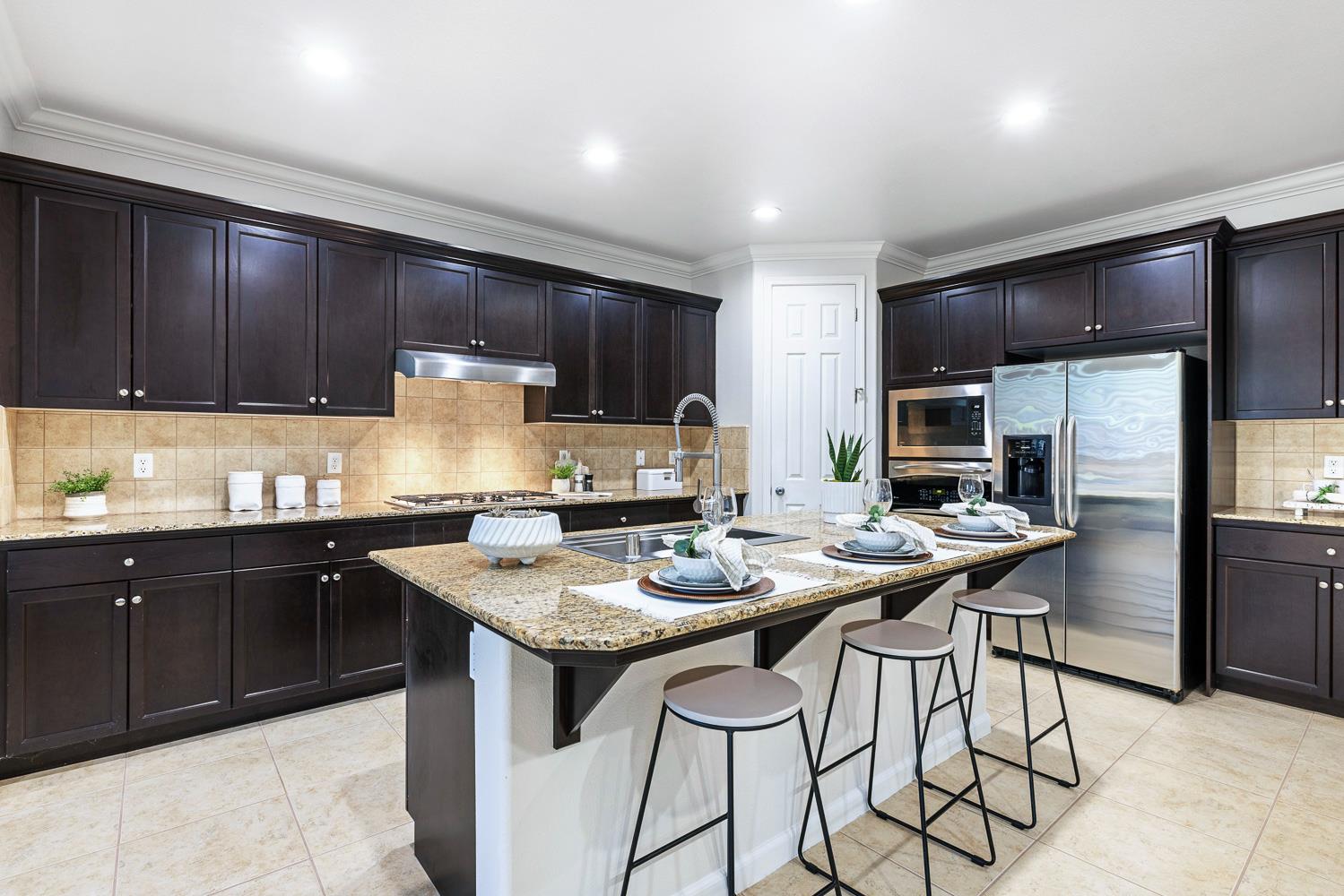 1945 N Emil Ave, Clovis, CA 93619