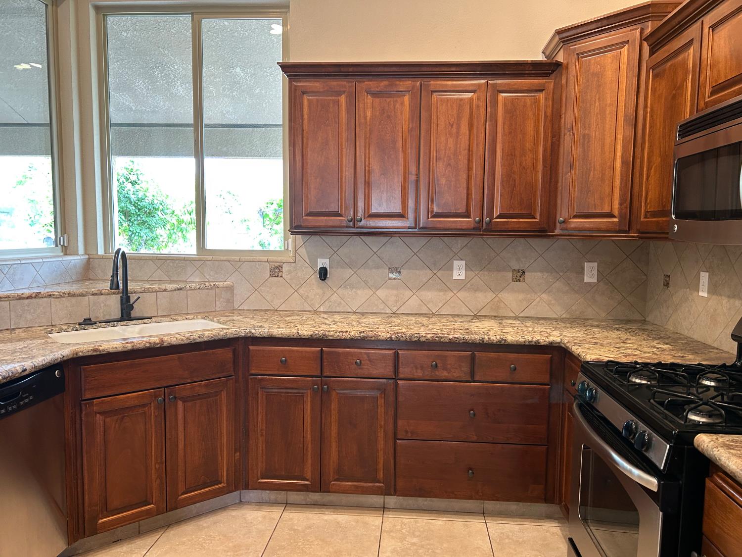 2877 23rd Ct, Kingsburg, CA 93631