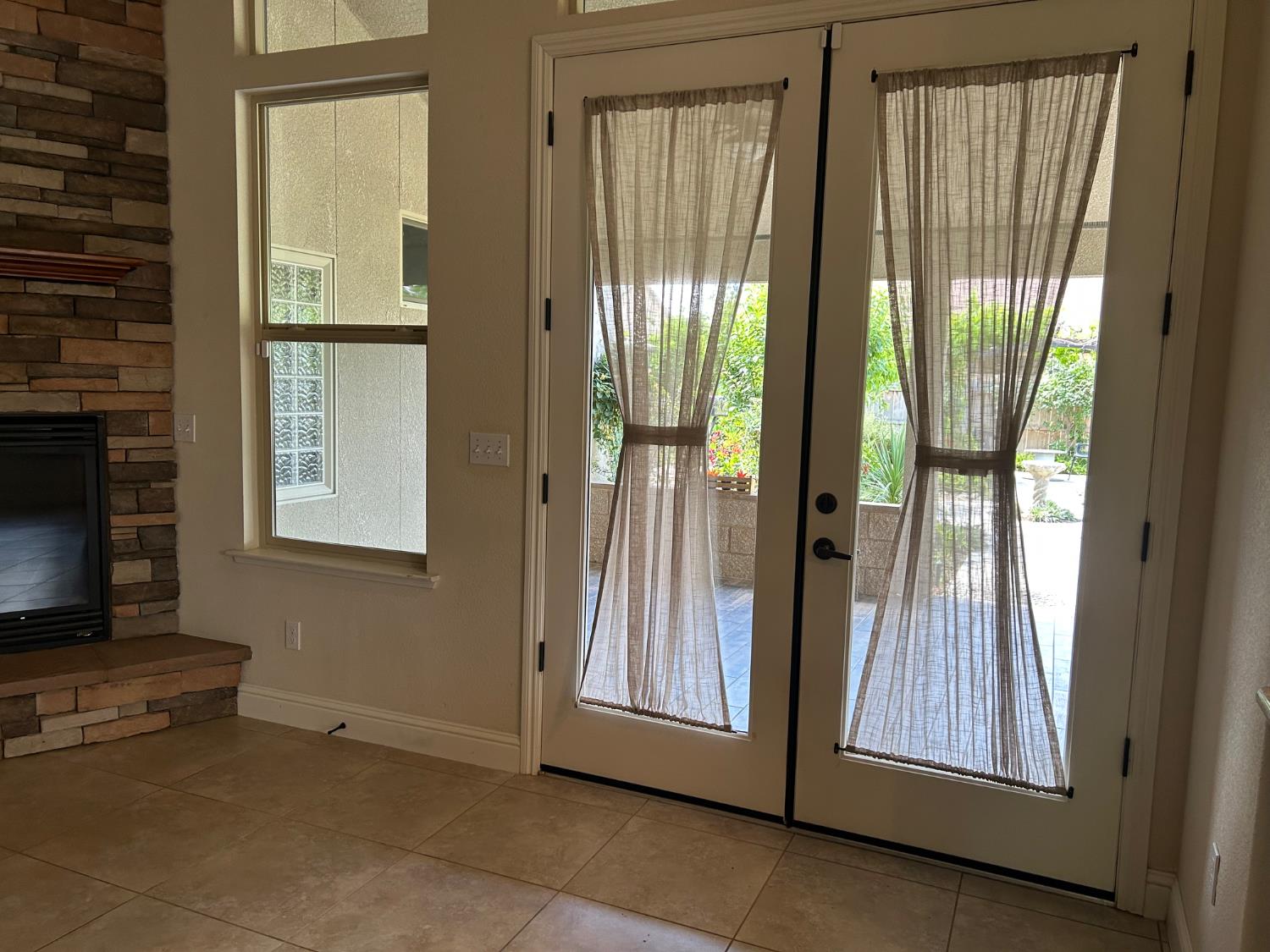 2877 23rd Ct, Kingsburg, CA 93631