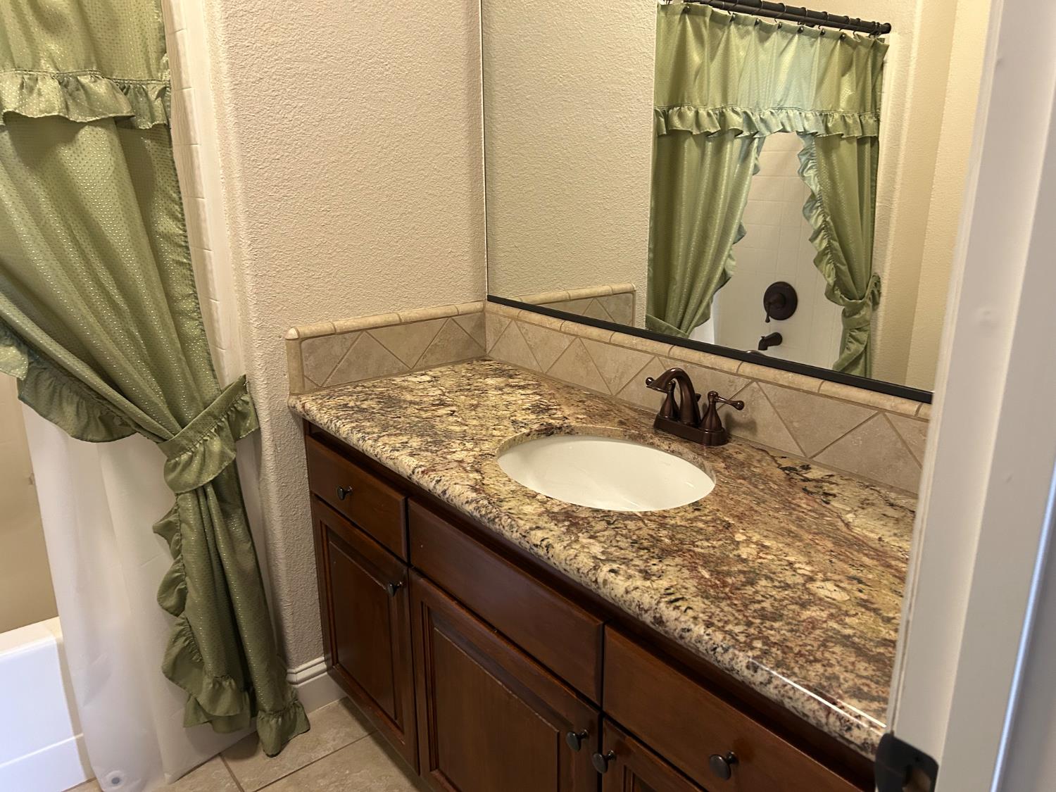 2877 23rd Ct, Kingsburg, CA 93631