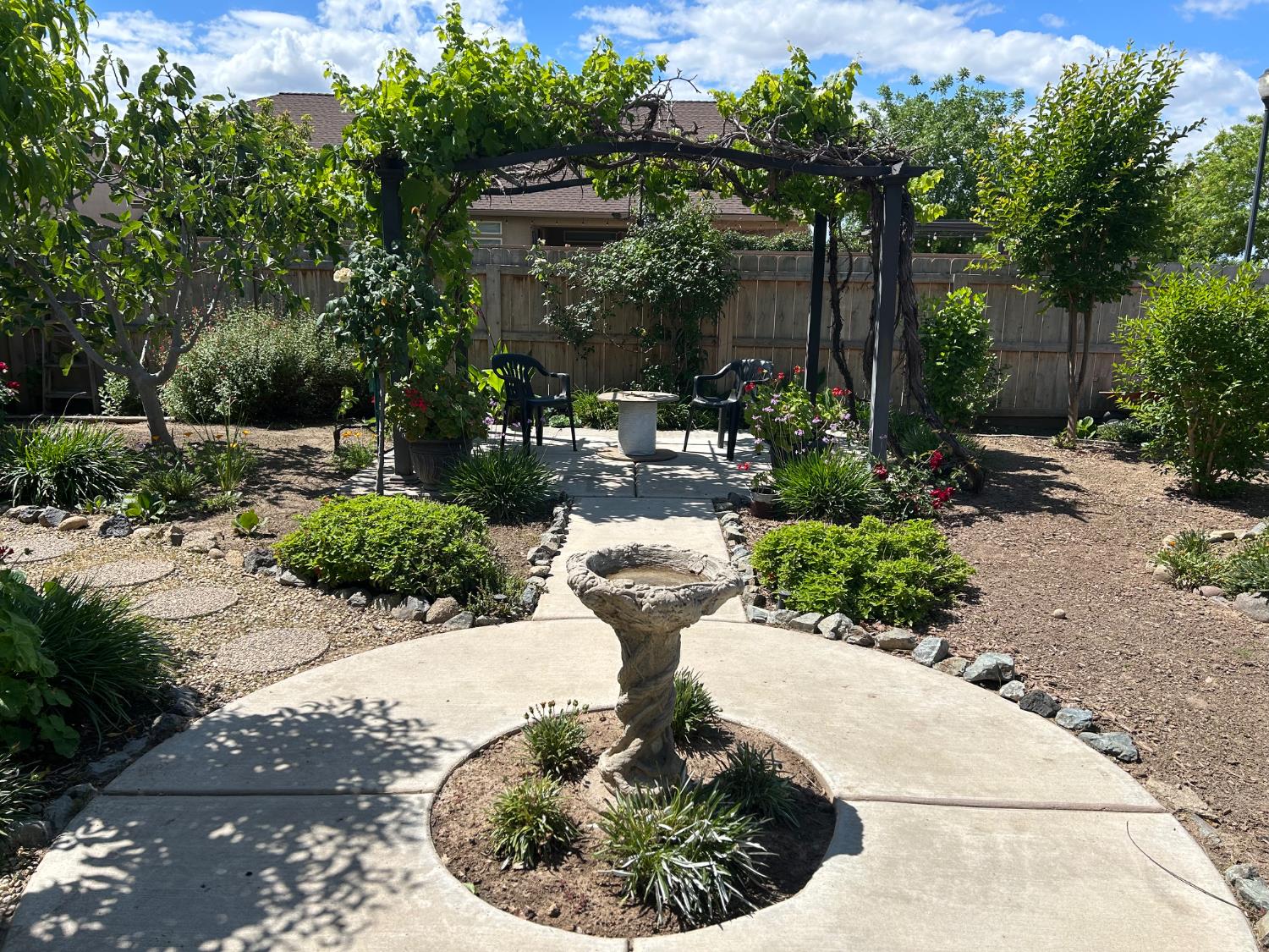 2877 23rd Ct, Kingsburg, CA 93631