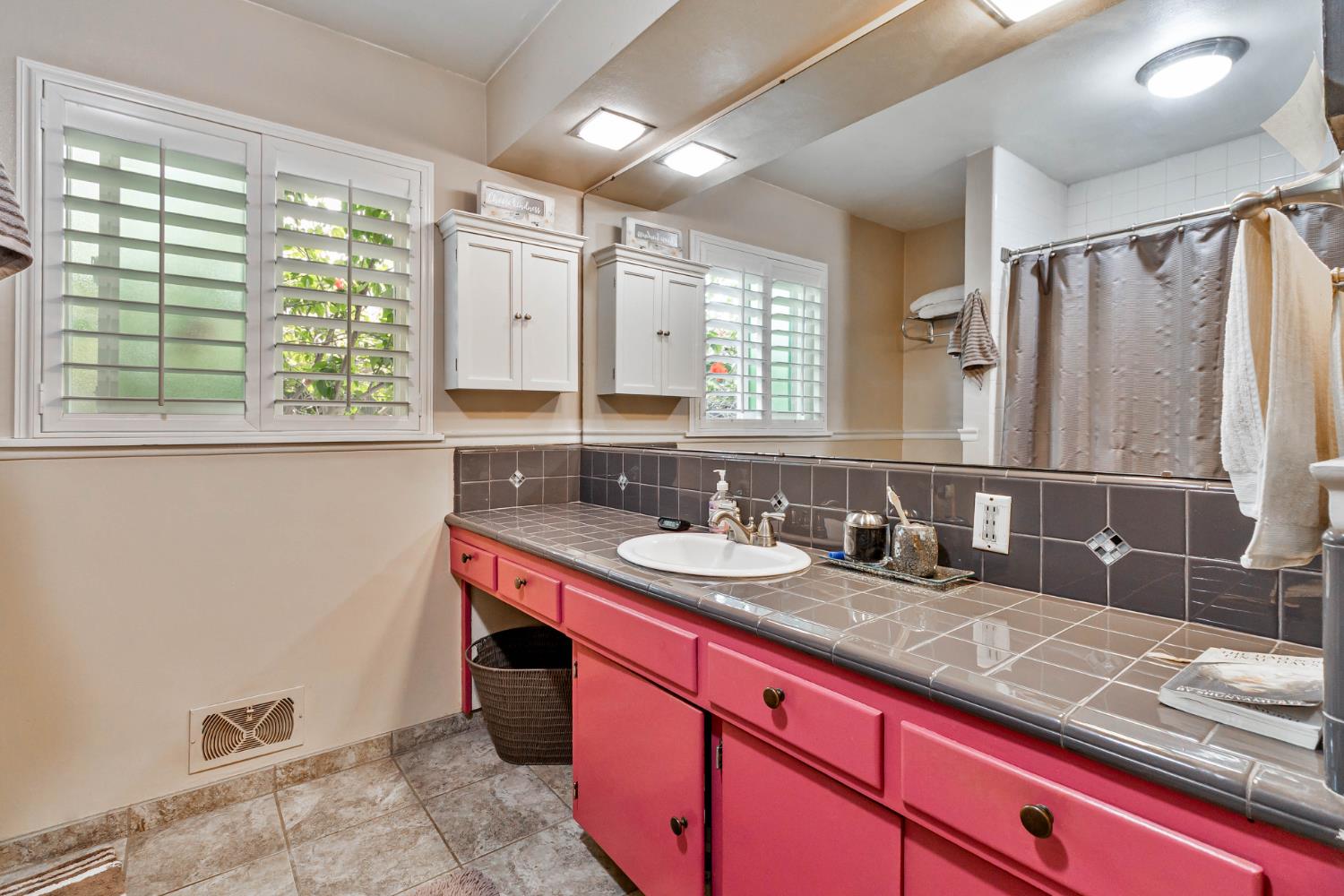 218 W Fountain Way, Fresno, CA 93705