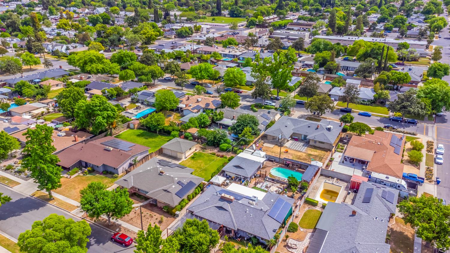 218 W Fountain Way, Fresno, CA 93705