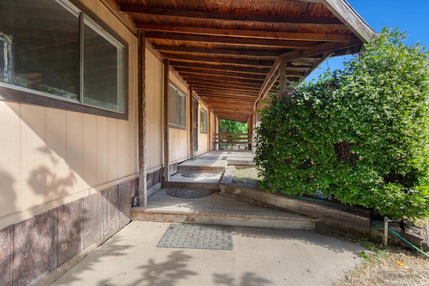 39569 Clover Ln, Yokuts Valley, CA 93675