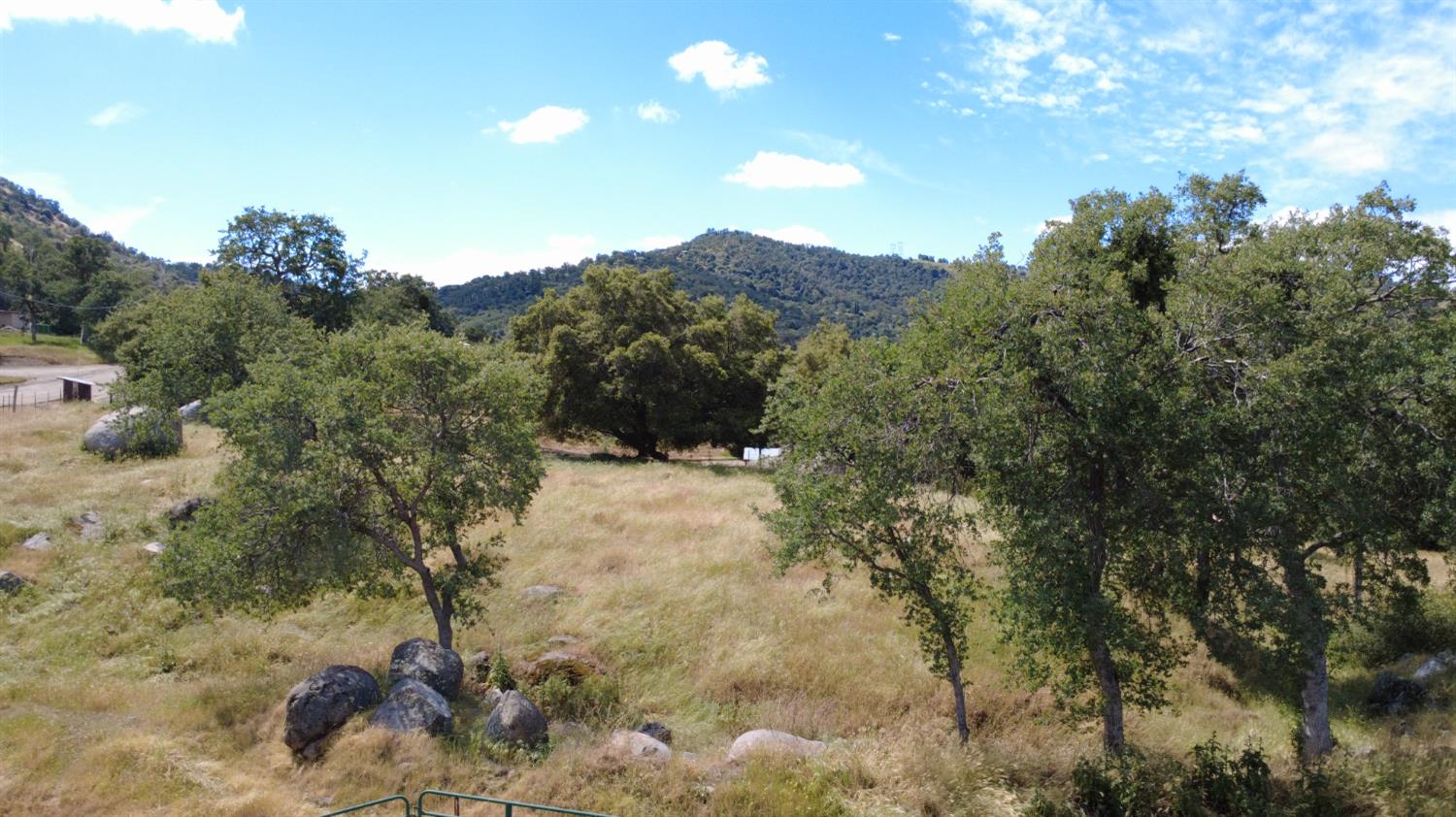 39569 Clover Ln, Yokuts Valley, CA 93675