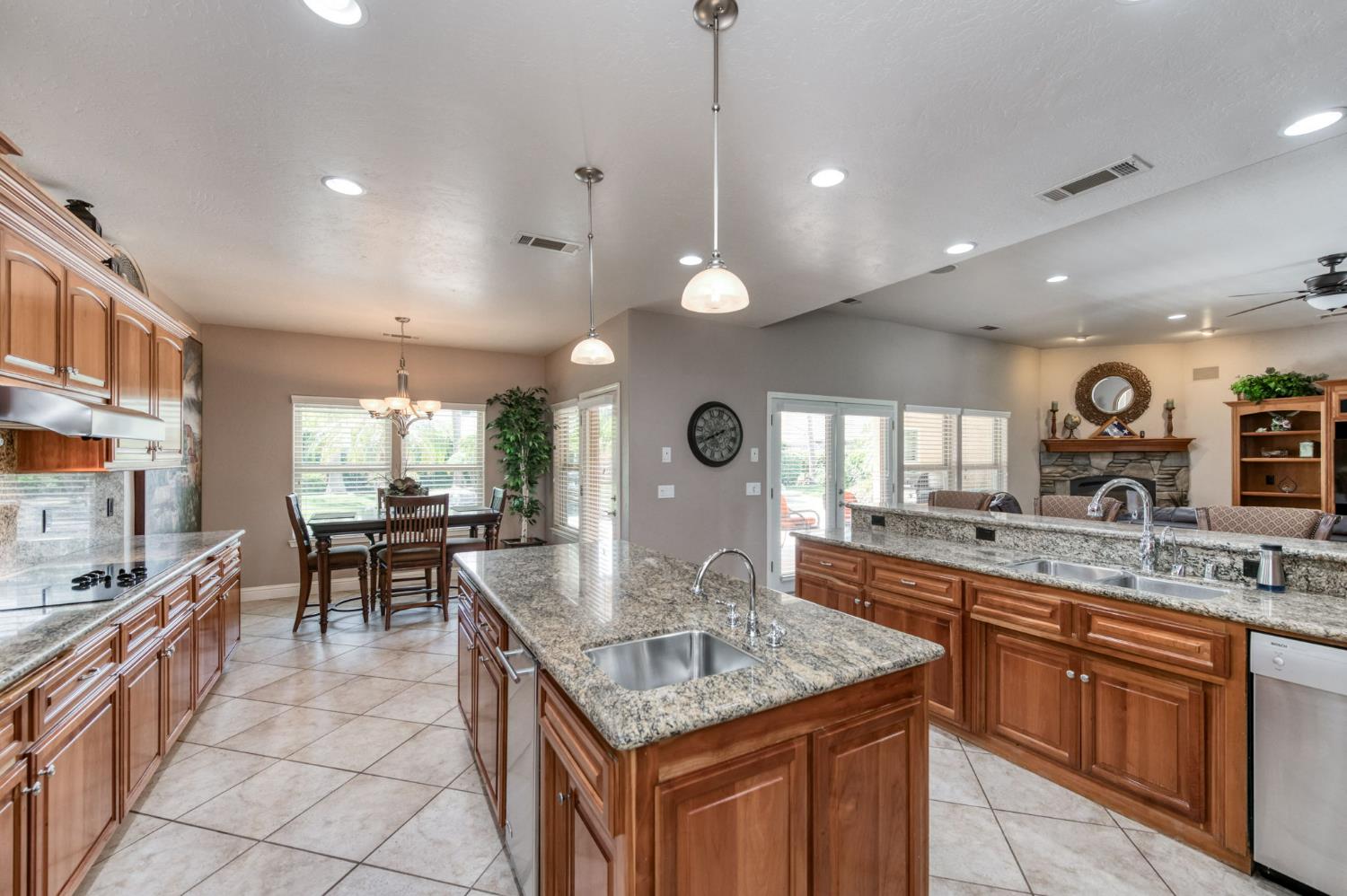 4907 Lakewood Ct, Visalia, CA 93291