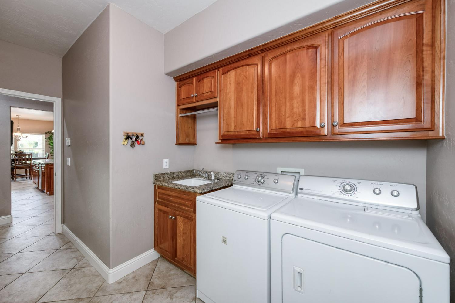 4907 Lakewood Ct, Visalia, CA 93291