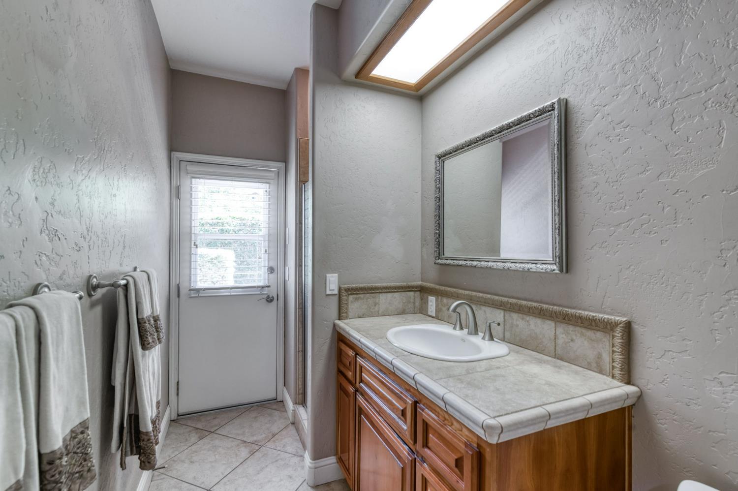 4907 Lakewood Ct, Visalia, CA 93291