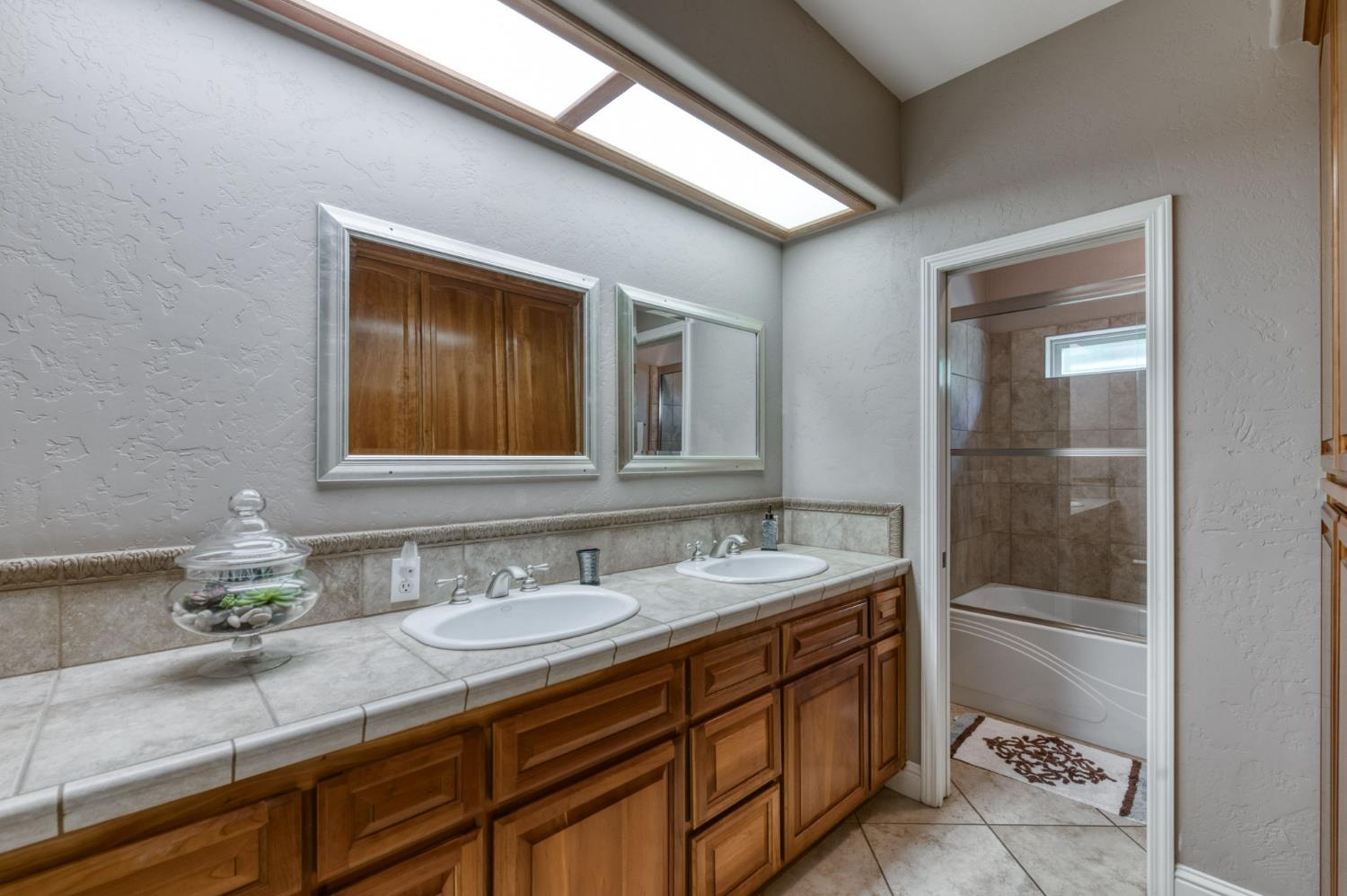 4907 Lakewood Ct, Visalia, CA 93291