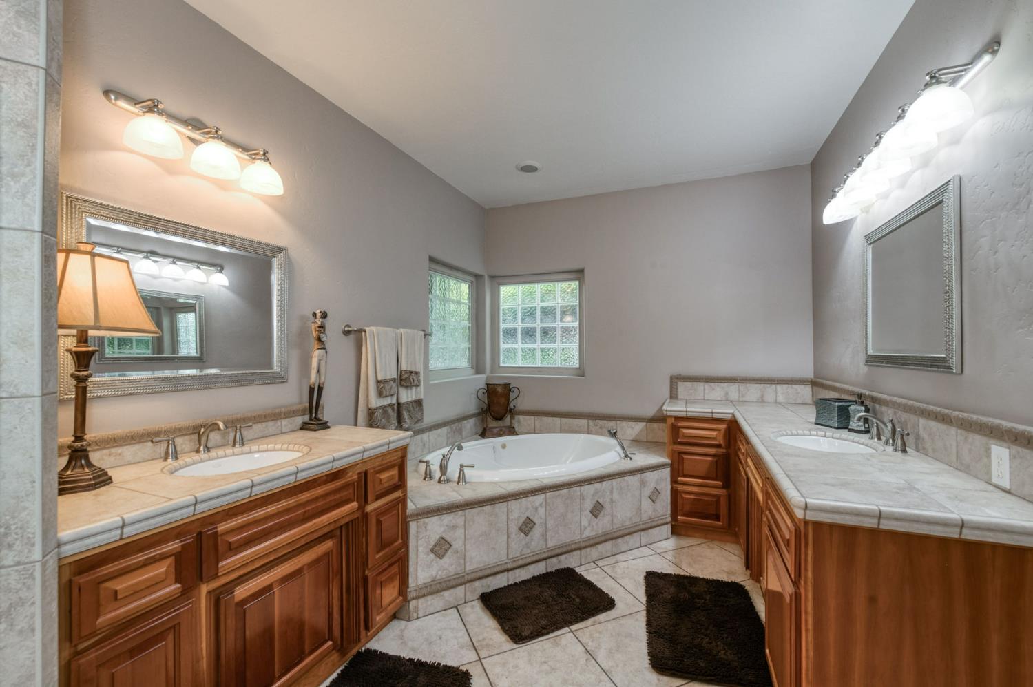 4907 Lakewood Ct, Visalia, CA 93291