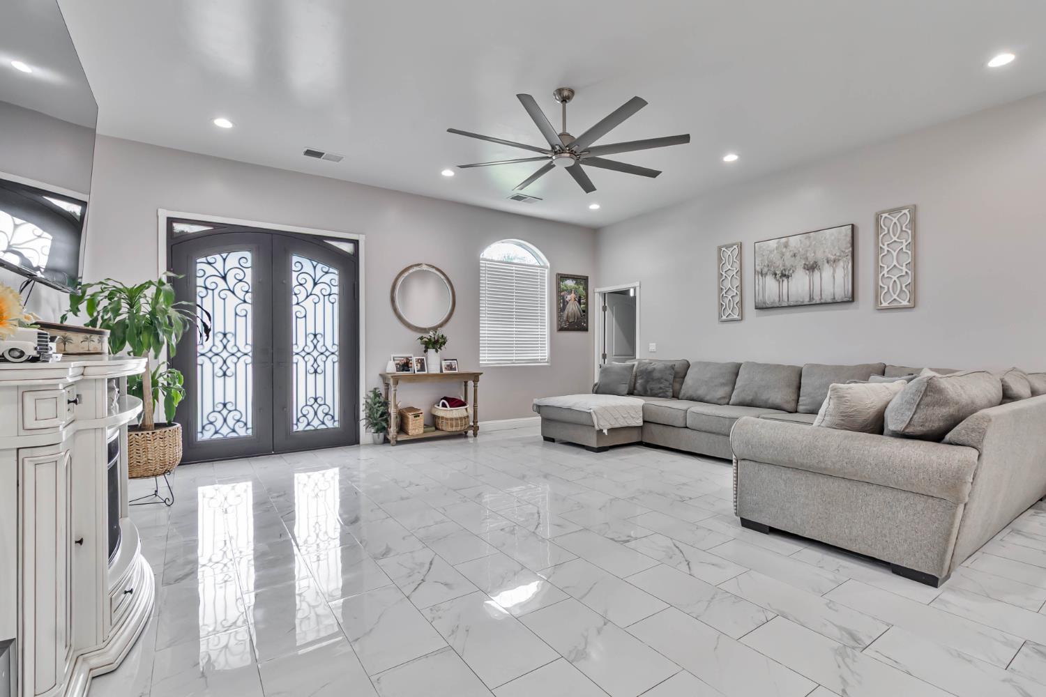 1435 N Valentine Ave, Fresno, CA 93722