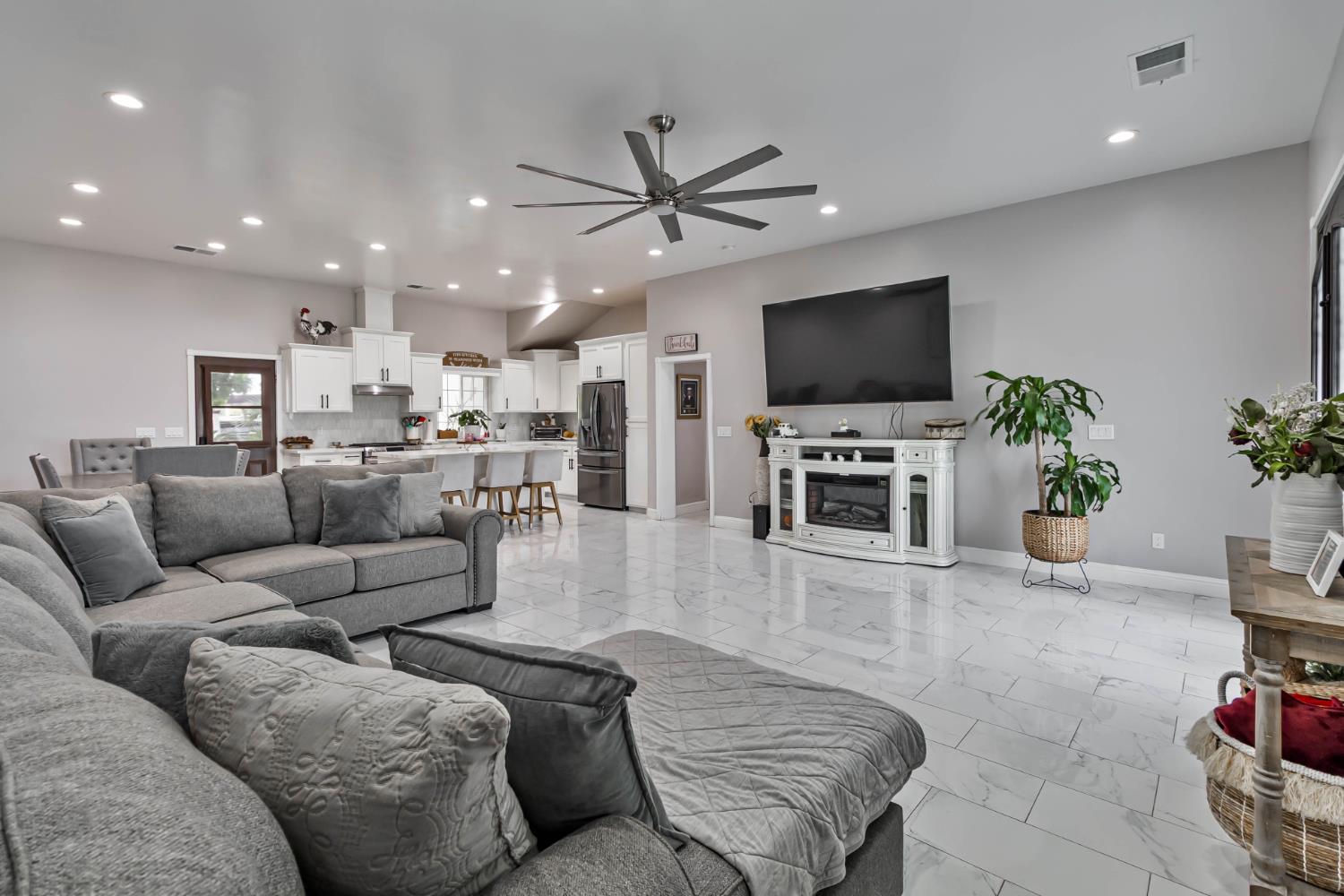 1435 N Valentine Ave, Fresno, CA 93722