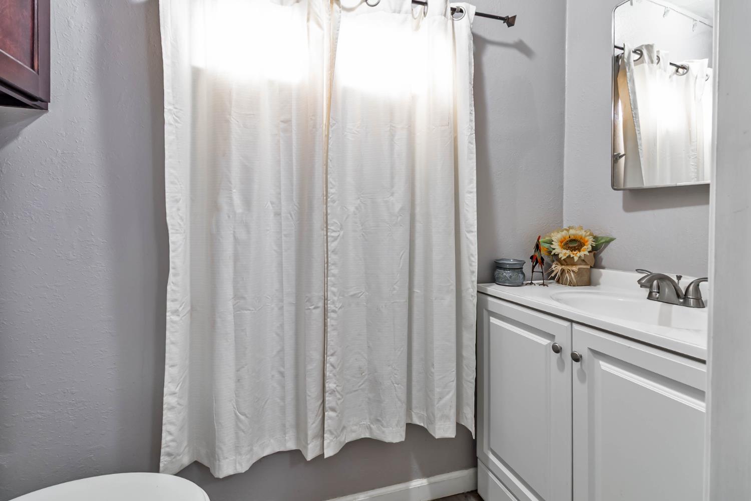 1435 N Valentine Ave, Fresno, CA 93722