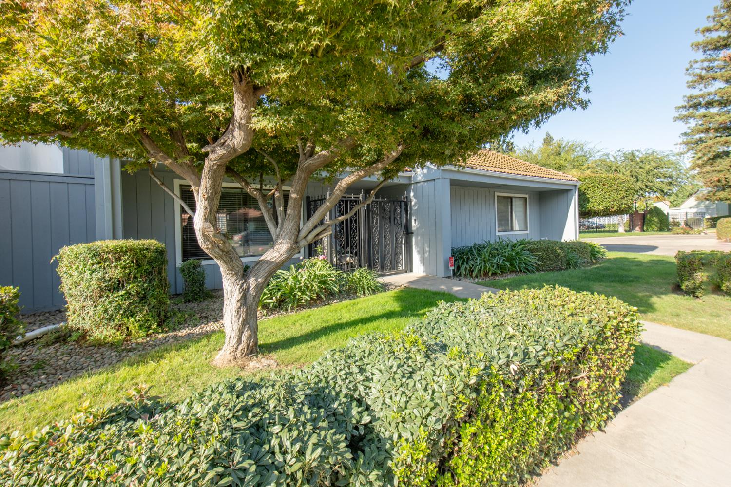 1915 W Santa Ana Ave, Fresno, CA 93705