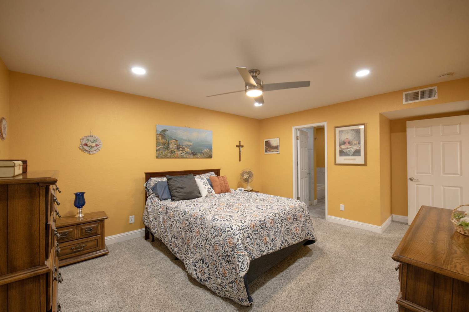 1915 W Santa Ana Ave, Fresno, CA 93705