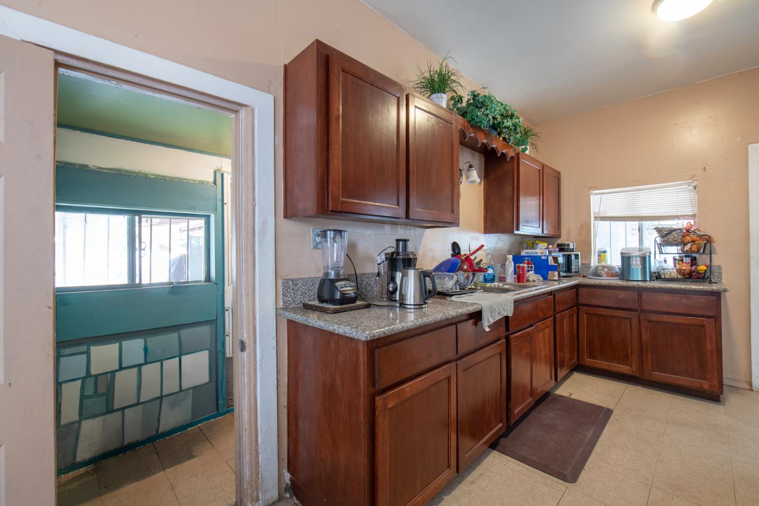 3829 E Iowa Ave, Fresno, CA 93702