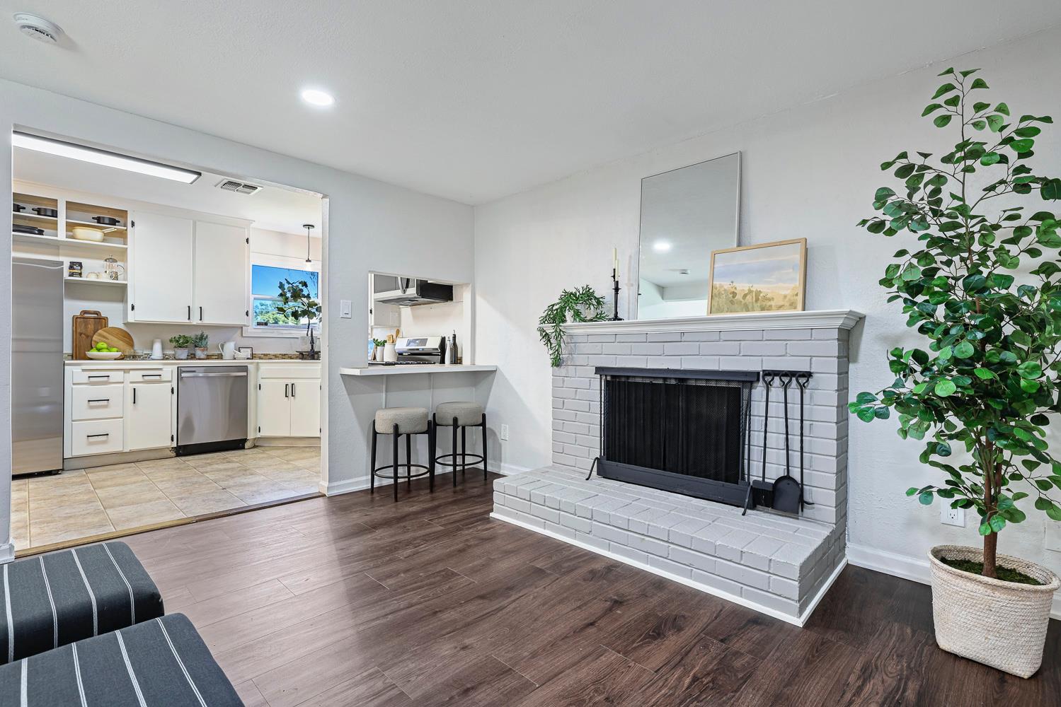 913 E Garland Ave, Fresno, CA 93704