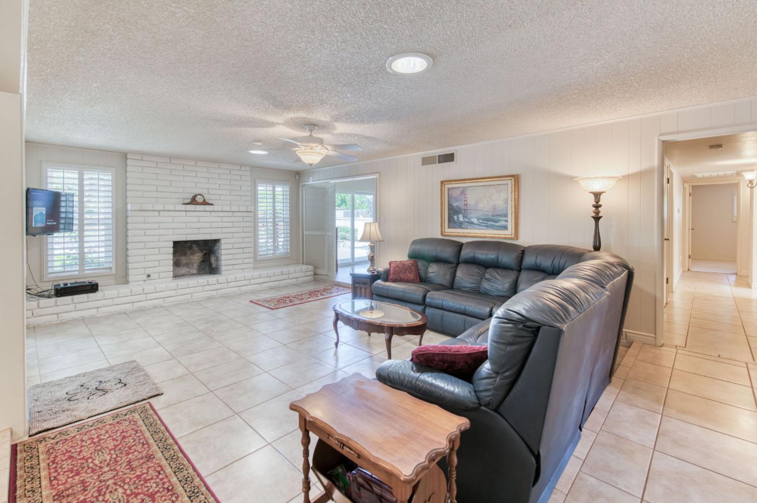 1570 W Warner, Fresno, CA 93711