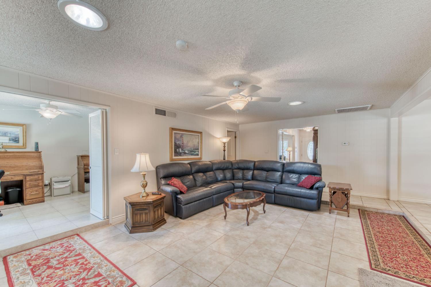 1570 W Warner, Fresno, CA 93711