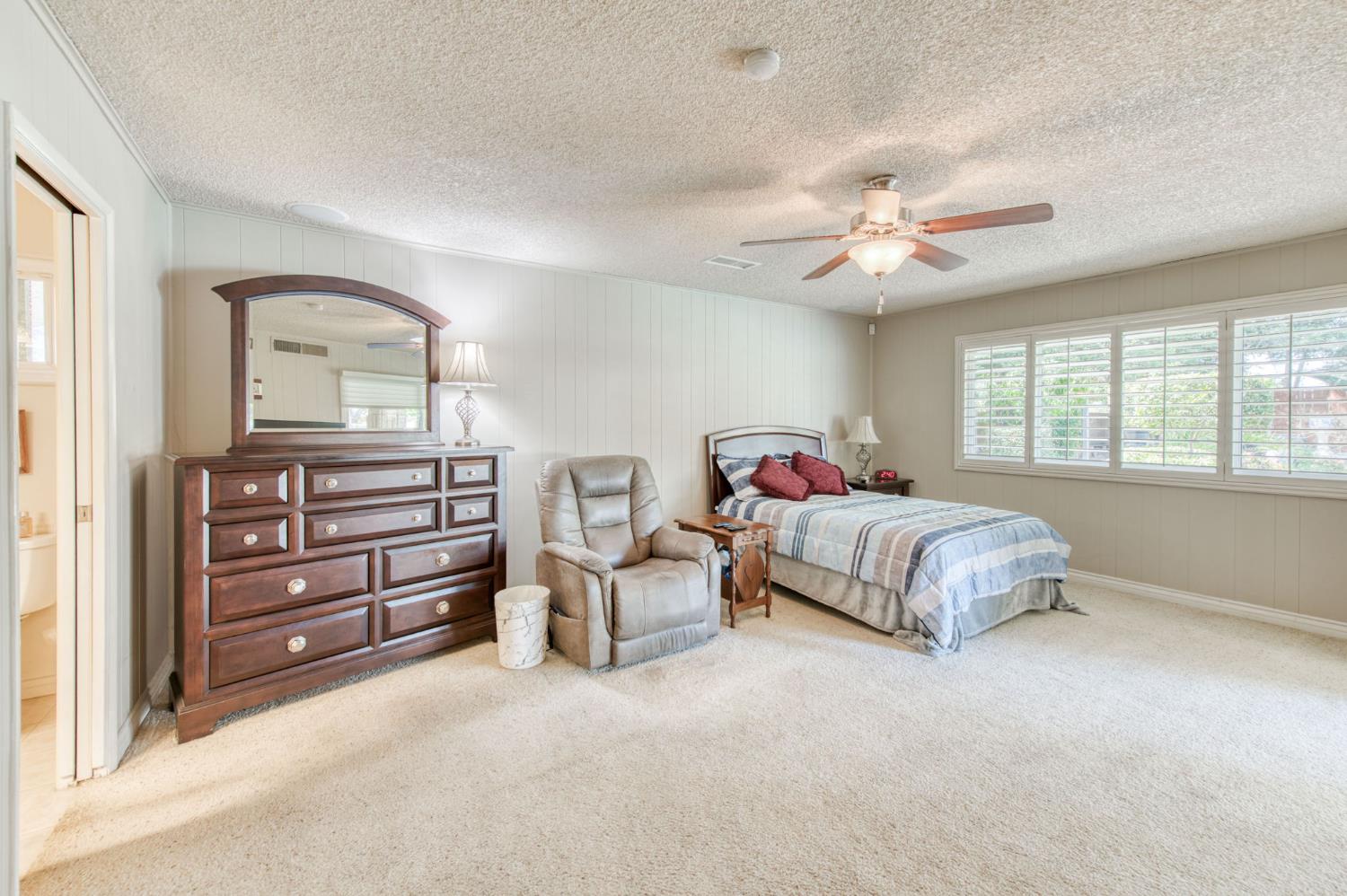 1570 W Warner, Fresno, CA 93711