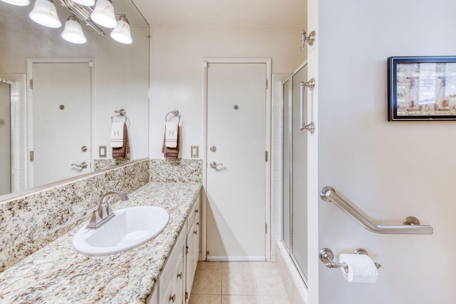 1570 W Warner, Fresno, CA 93711