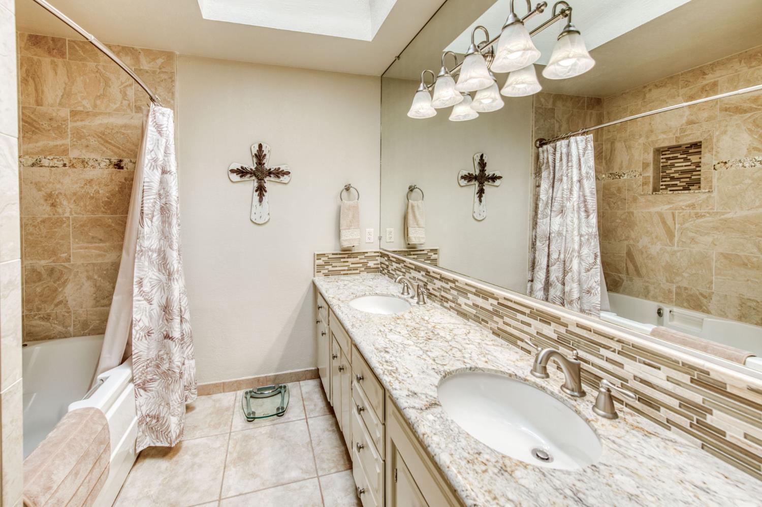 1570 W Warner, Fresno, CA 93711