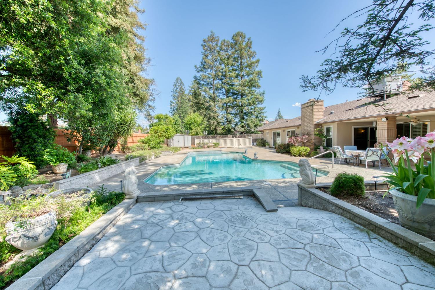 1570 W Warner, Fresno, CA 93711