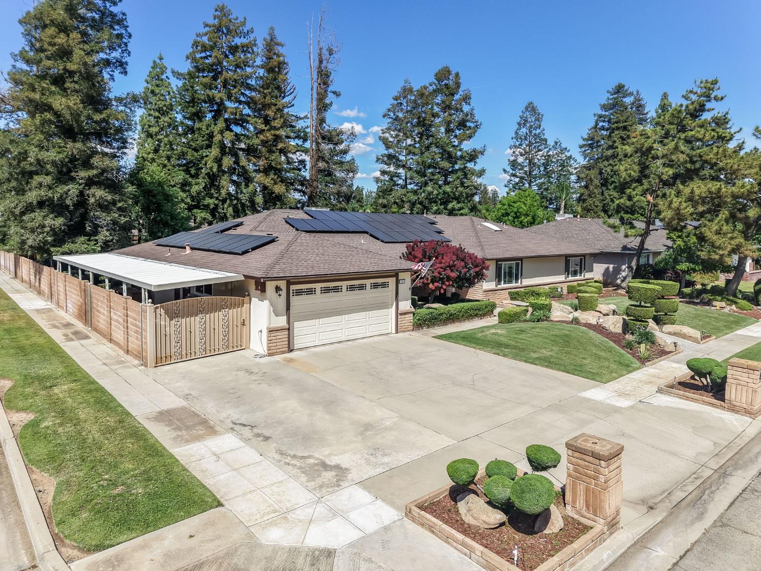 1570 W Warner, Fresno, CA 93711