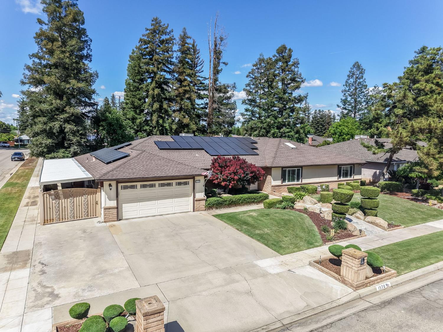 1570 W Warner, Fresno, CA 93711