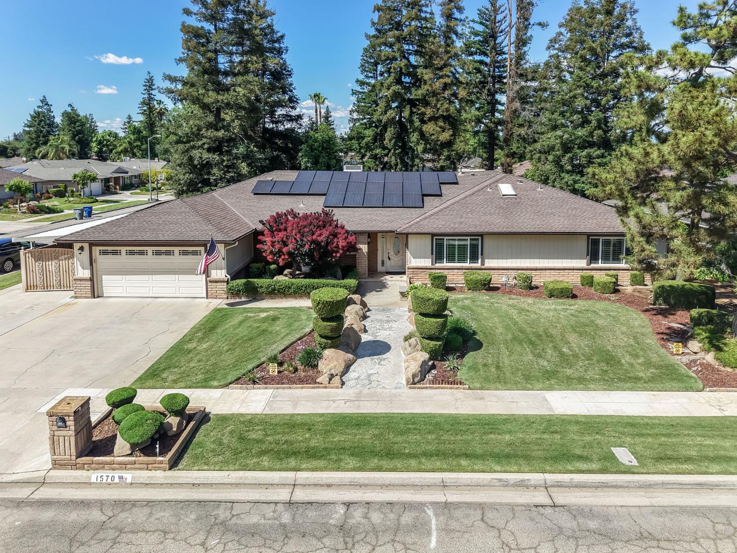 1570 W Warner, Fresno, CA 93711