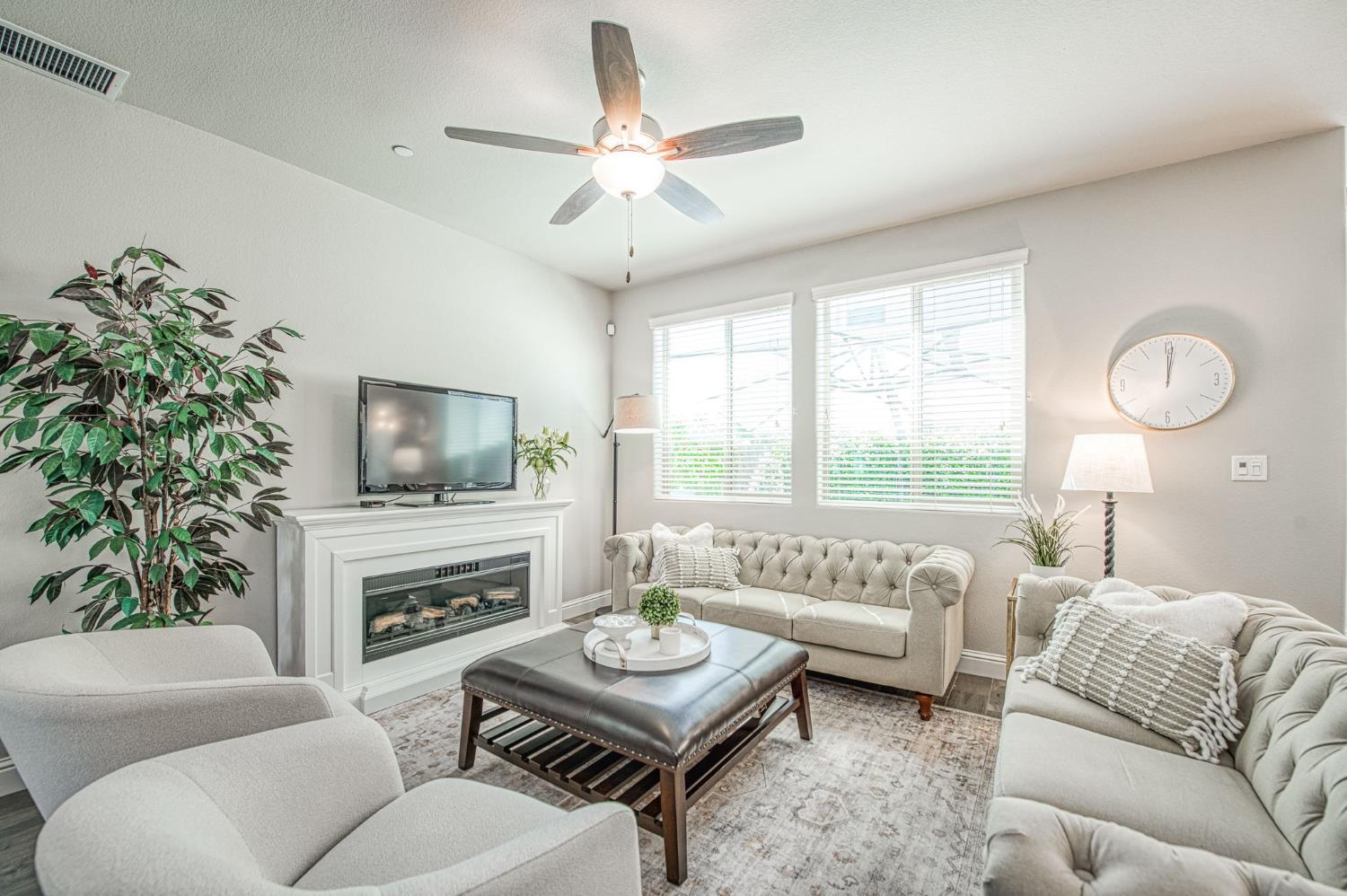 1453 E Via Viola Way, Fresno, CA 93730