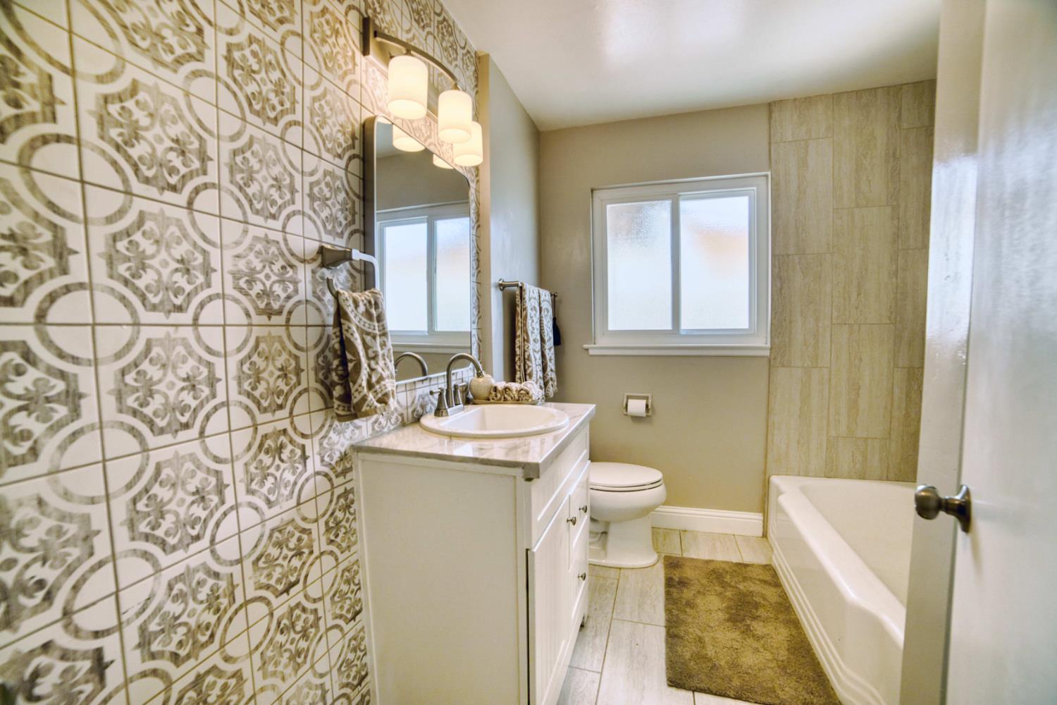 1712 W 5Th St, Madera, CA 93637