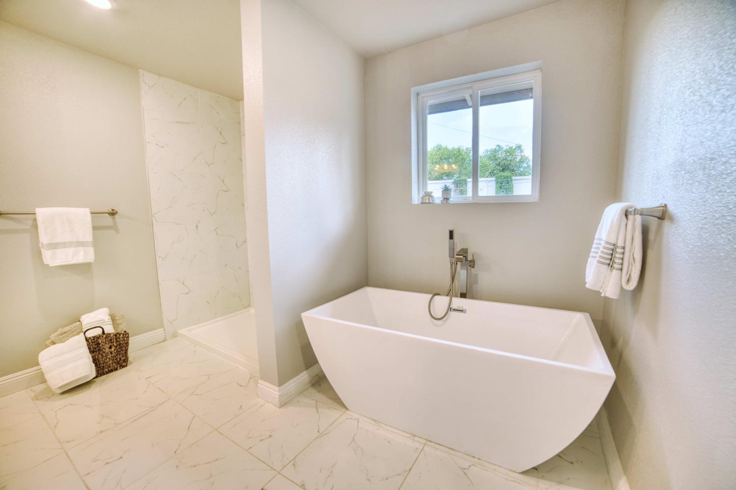 1712 W 5Th St, Madera, CA 93637