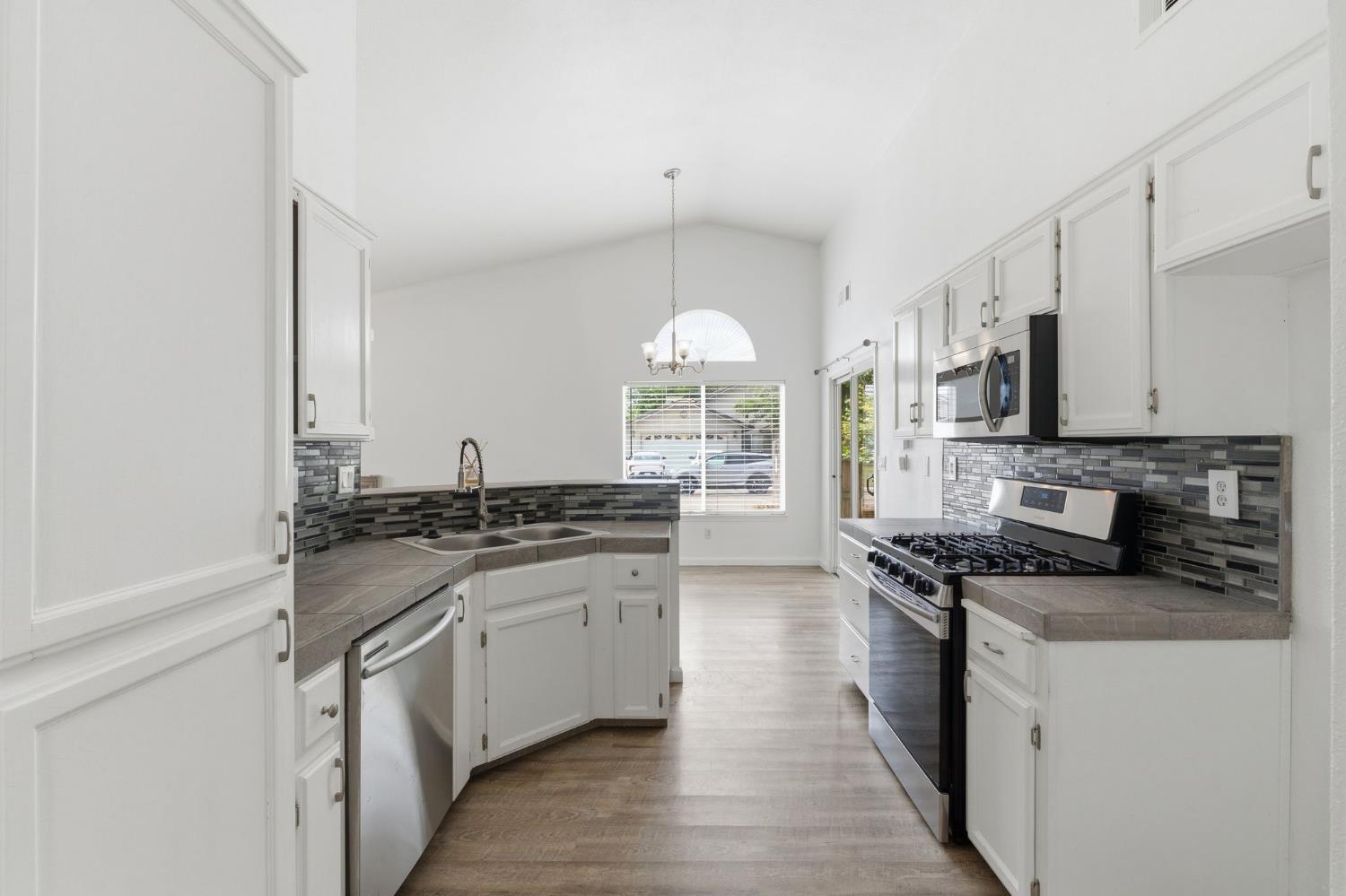 1515 Morgan Dr, Kingsburg, CA 93631