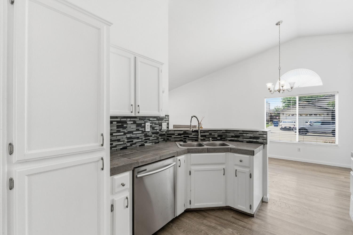 1515 Morgan Dr, Kingsburg, CA 93631