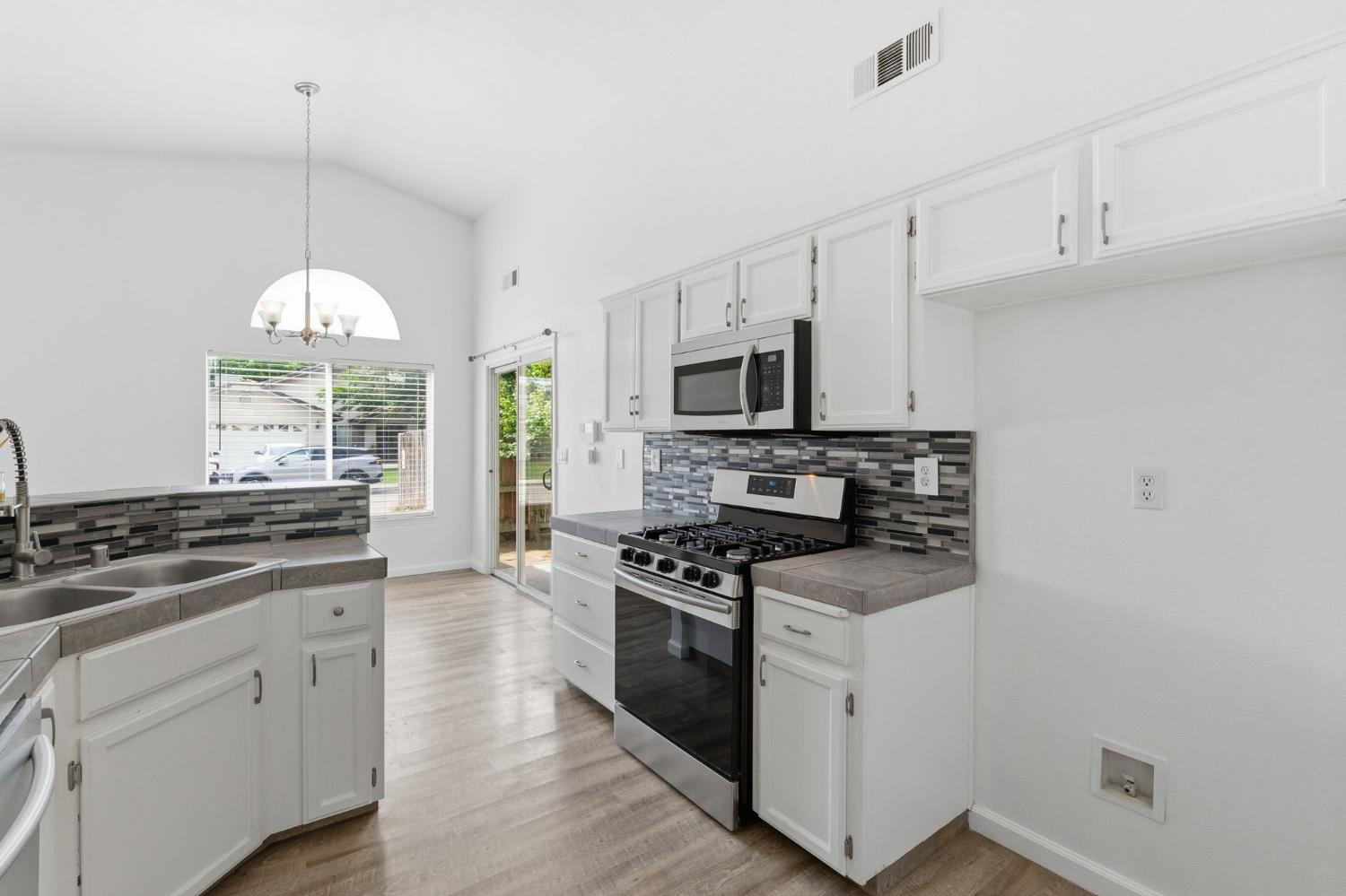 1515 Morgan Dr, Kingsburg, CA 93631