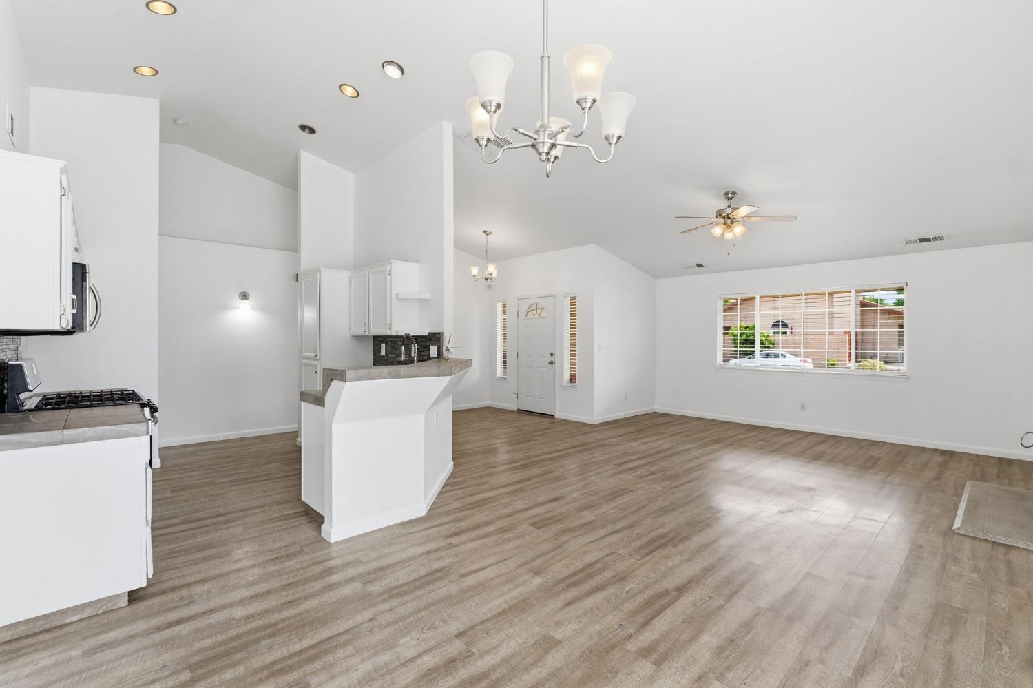 1515 Morgan Dr, Kingsburg, CA 93631