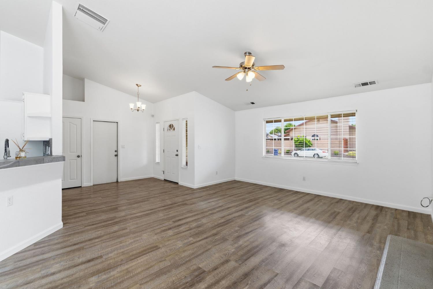 1515 Morgan Dr, Kingsburg, CA 93631