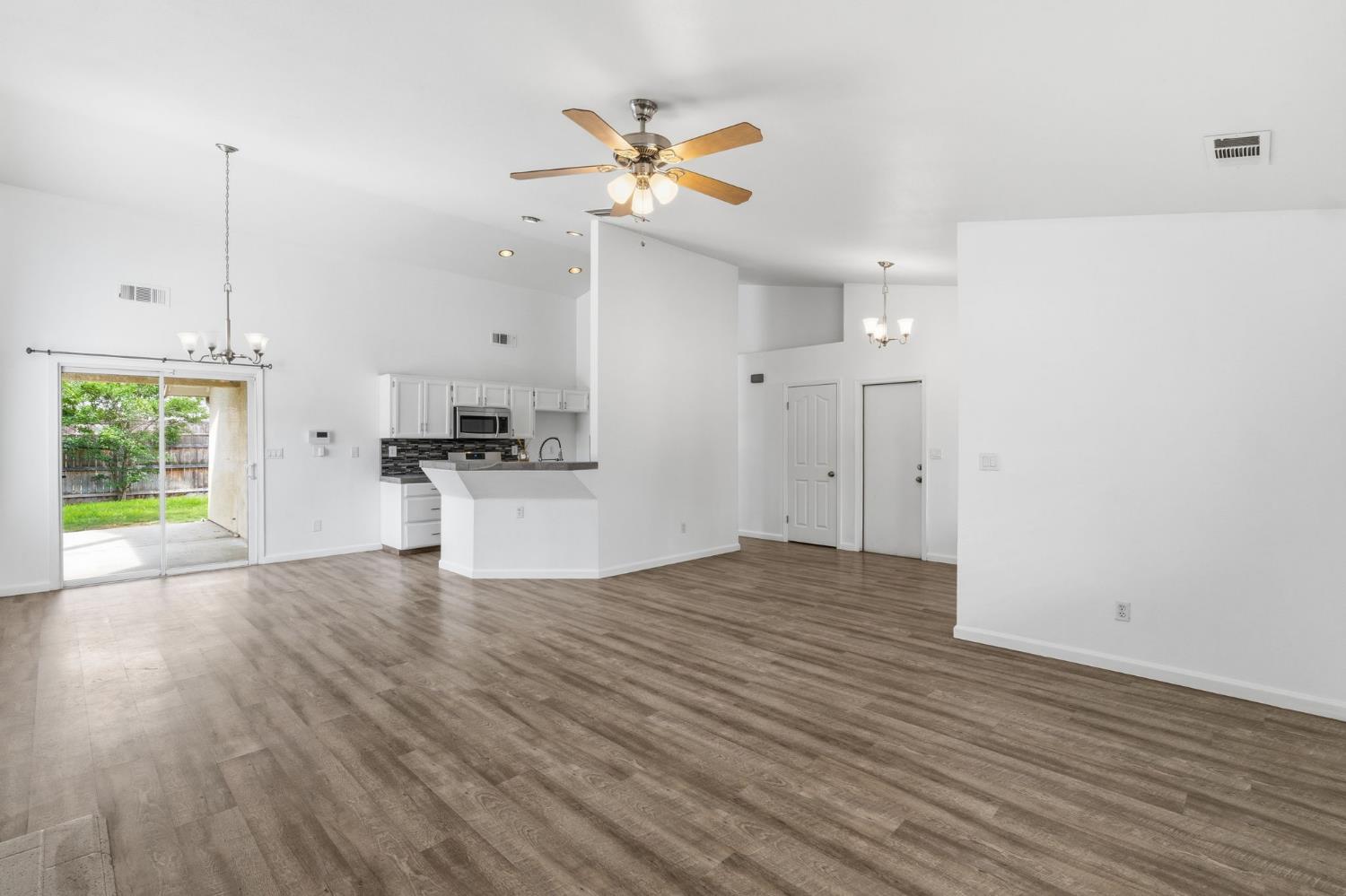 1515 Morgan Dr, Kingsburg, CA 93631