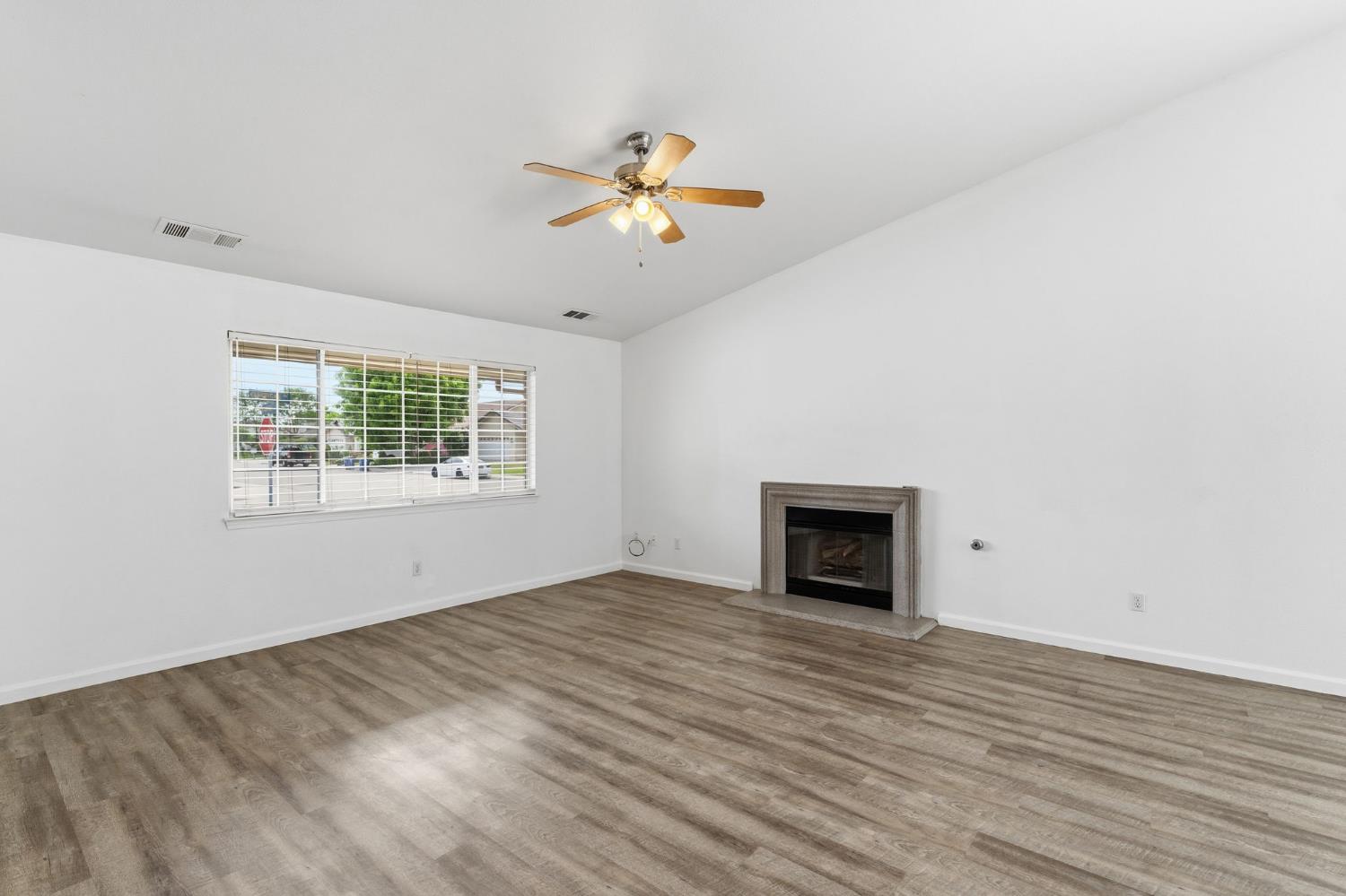 1515 Morgan Dr, Kingsburg, CA 93631