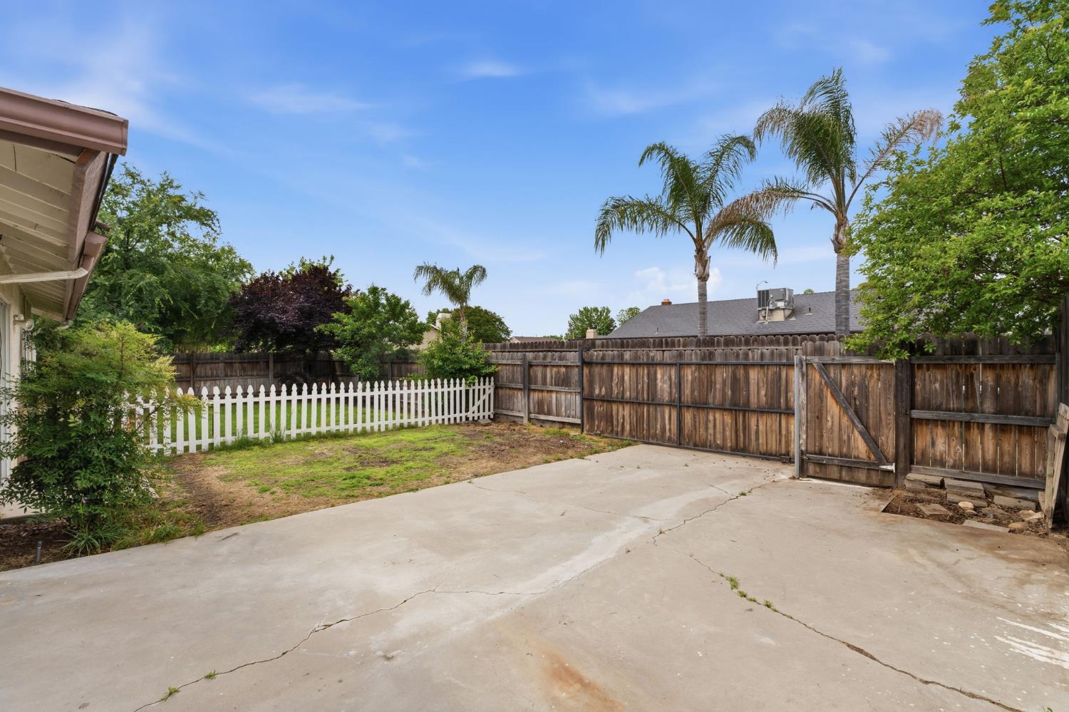1515 Morgan Dr, Kingsburg, CA 93631