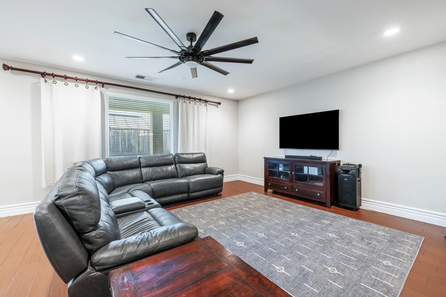 1047 Maine Ave, Clovis, CA 93619